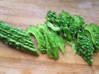 苦瓜炒鸡肉的做法步骤2