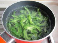 苦瓜炒鸡肉的做法步骤3