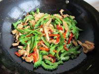 苦瓜炒鸡肉的做法步骤12