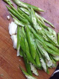 青椒炒卤味猪耳朵的做法步骤2