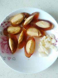 萝卜干烧皮蛋的做法步骤2