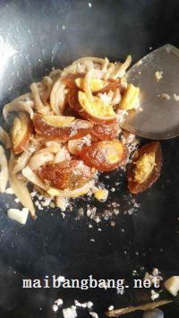 萝卜干烧皮蛋的做法步骤7