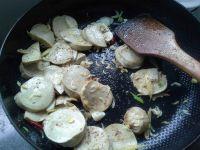 茭白青椒烧素鸡的做法步骤4