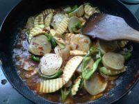 茭白青椒烧素鸡的做法步骤6