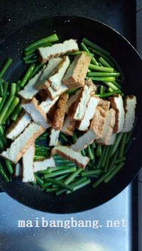 蒜苔炒油浆豆腐的做法步骤5