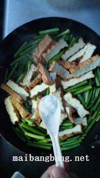 蒜苔炒油浆豆腐的做法步骤8
