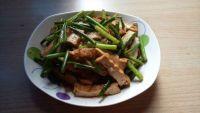 蒜苔炒油浆豆腐的做法步骤10