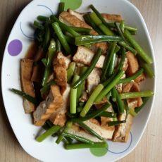 蒜苔炒油浆豆腐