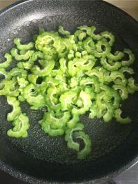 苦瓜虾仁滑蛋的做法步骤2