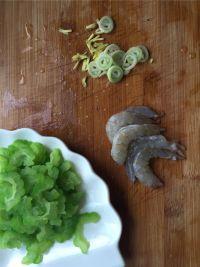 苦瓜虾仁滑蛋的做法步骤3