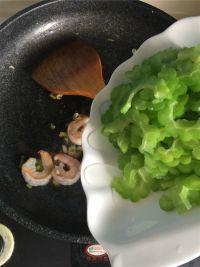 苦瓜虾仁滑蛋的做法步骤6