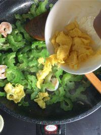 苦瓜虾仁滑蛋的做法步骤7