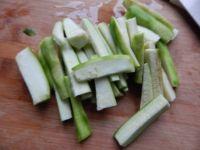 丝瓜烧油豆腐的做法步骤2