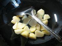 茼蒿煮土豆的做法步骤2