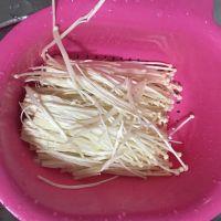 培根金针菇卷的做法步骤1