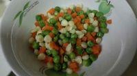 菠萝鲜虾炒饭的做法步骤3