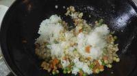 菠萝鲜虾炒饭的做法步骤9