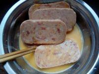 午餐肉煎蛋的做法步骤4