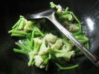 咸肉空心菜梗炒花菜的做法步骤7