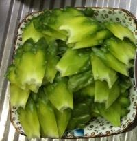 鱼滑炒杜院凉瓜的做法步骤3