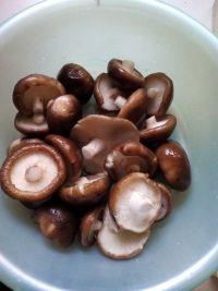 油焖香菇盖饭的做法步骤1