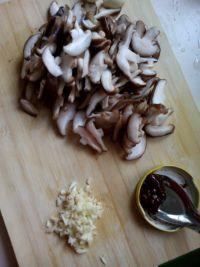 油焖香菇盖饭的做法步骤2