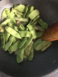 五花肉炖油豆角的做法步骤5