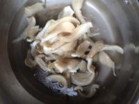 青椒炒平菇的做法步骤1