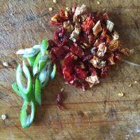 尖椒炒花生米的做法步骤3