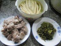 酸菜腐竹煮排骨的做法步骤1
