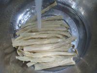 酸菜腐竹煮排骨的做法步骤2