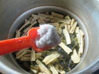 酸菜腐竹煮排骨的做法步骤9