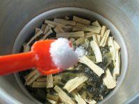 酸菜腐竹煮排骨的做法步骤10
