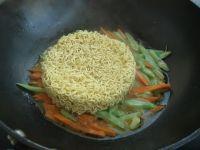 方便面焖面#小虾创意料理#的做法步骤6