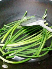 手撕蒜薹的做法步骤3