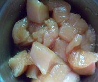 黄瓜胡萝卜鸡丁的做法步骤3