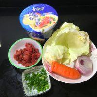 牛肉胡萝卜炒快餐面#小虾创意料理#的做法步骤1