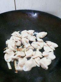 青红椒炒肥肠的做法步骤4