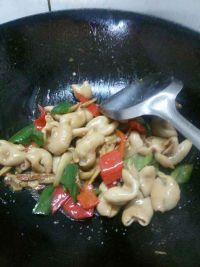 青红椒炒肥肠的做法步骤8