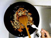 素炒蟹味菇的做法步骤7