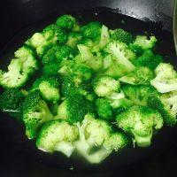 西兰花虾球的做法步骤3