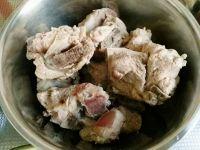 胡萝卜烧排骨的做法步骤1