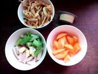 五花肉炖黄花菜的做法步骤1