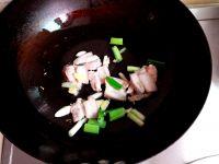 五花肉炖黄花菜的做法步骤3