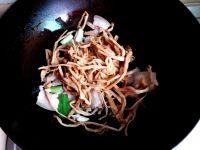 五花肉炖黄花菜的做法步骤4