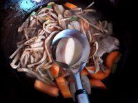 五花肉炖黄花菜的做法步骤7