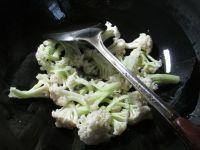 花生米烤麸煮花菜的做法步骤3