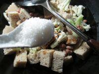 花生米烤麸煮花菜的做法步骤8