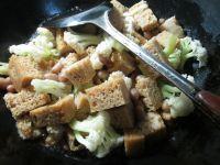 花生米烤麸煮花菜的做法步骤9