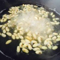 凉拌黄豆的做法步骤2